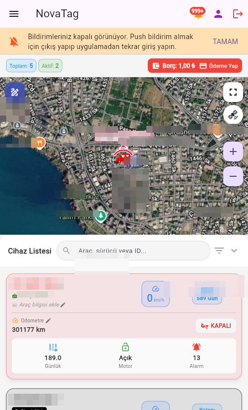 Yakınlaştırılmış haritada araç simgesi ve durum etiketi